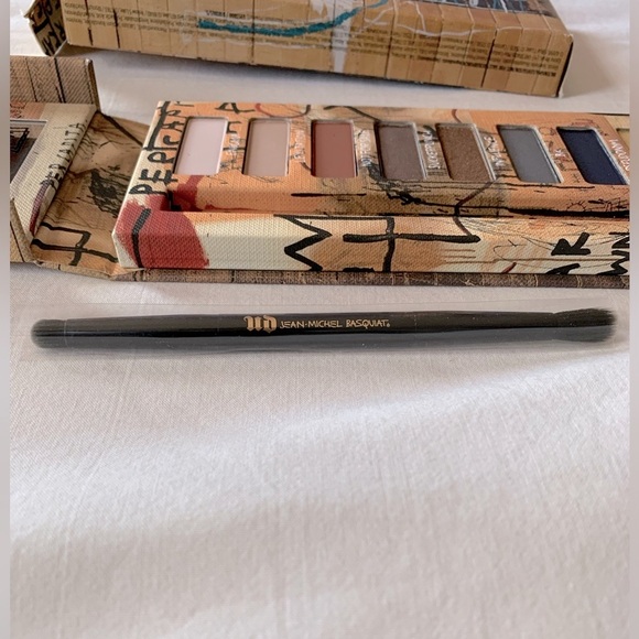 Eye palette by Urban Decay Jean Basquiat !! Pastel to dark and gold colors🤩 - Picture 7 of 10